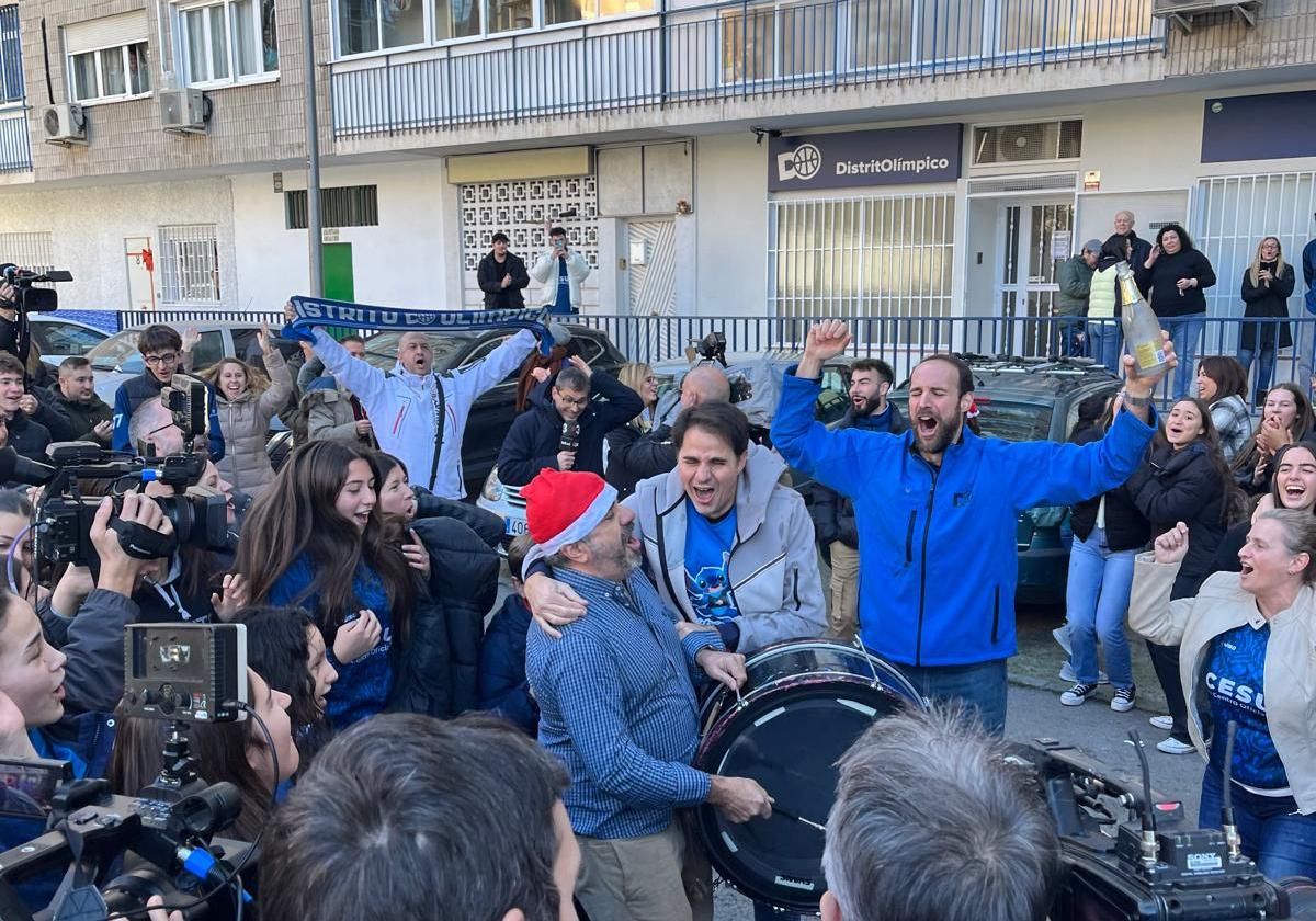 Los miembros del equipo DistritOlímpico celebran el premio.