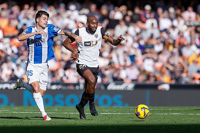 Dani Gómez rescata un punto para el Valencia, que abandona el farolillo rojo frente al Alavés
