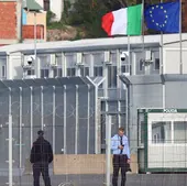 Entrada al centro de inmigrantes de Shengjin en Albania.