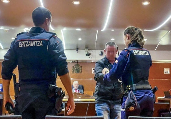 Una ertzaina retira las esposas al ahora condenado en el juicio celebrado en la Audiencia Provincial de Álava.