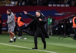 Simeone celebra la victoria del Atlético en Montjuic.