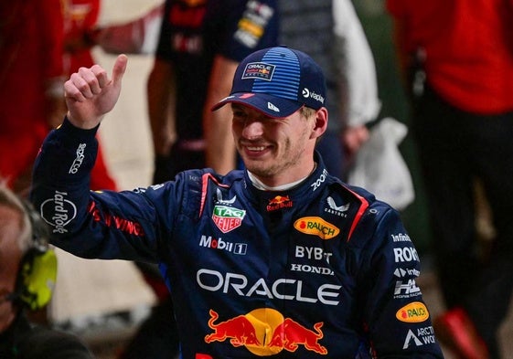 El neerlandés Max Verstappen celebra un triunfo soriente y con el pulgar derecho en alto.