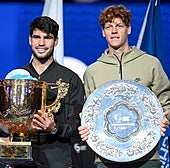 El español Carlos Alcaraz y el italiano Jannik Sinner exhiben sendos trofeos.