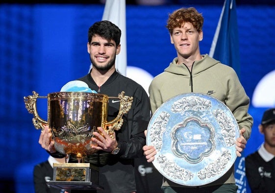 El español Carlos Alcaraz y el italiano Jannik Sinner exhiben sendos trofeos.