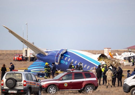 Los equipos de rescate trabajan en el lugar del accidente del avión de pasajeros de Azerbaijan Airlines, cerca de la ciudad de Aktau, en el oeste de Kazajistán.