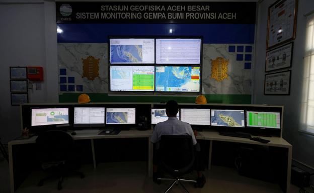 Los sistemas para detectar tsunamis han mejorado desde la catástrofe de 2004. En la imagen, una oficina de la BMKG, la Agencia de Meteorología, Geofísica y Climatología de Tailandia.