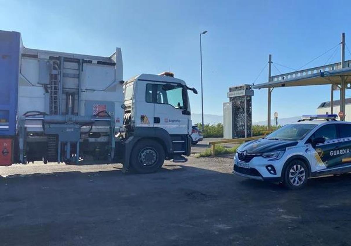 Un coche de la Guardia Civil, en las instalaciones del Ecoparque.