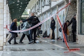 Policías de la ciudad israelí de Herzliya acordonan el lugar donde ha sido mortalmente apuñalada la anciana.