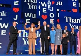 Joe Biden al pasar el testigo a Kamala Harris como candidata presidencial demócrata.