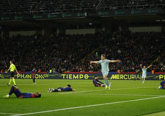 La icónica celebración de Sorloth con cuatro jugadores del Barça tirados sobre el césped en Montjuïc.