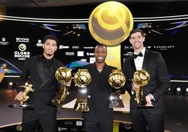 Vinicius, junto a Bellingham y Courtois tras la gala de los Globe Soccer Awards.