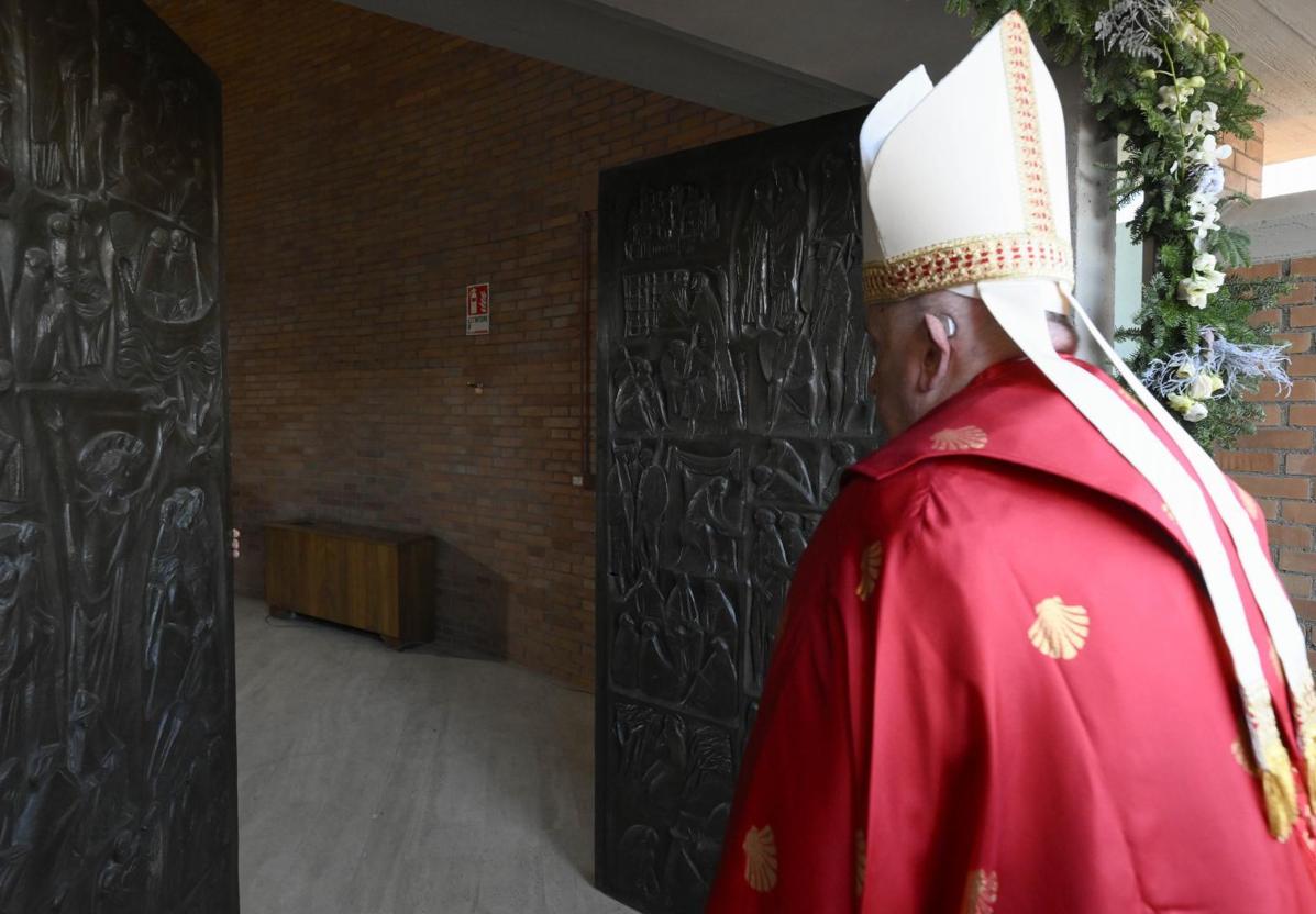 El Papa abrió la Puerta Santa en una cárcel de Roma