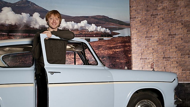 El actor Rupert Grind, Ron Weasley en la película, junto a uno de los Anglia utilizados en el rodaje