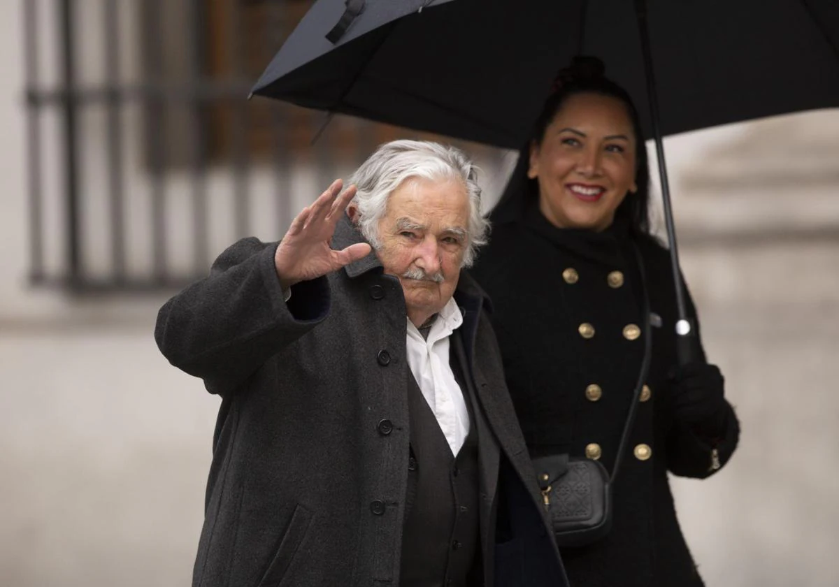 Operan a José Mujica para colocarle una prótesis en el esófago