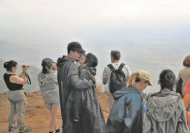 Turistas en el mirador de Irente en las montañas Usambara.