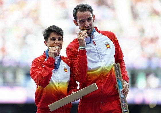 Los marchadores María Pérez y Álvaro Martín, con sus medallas de oro en el relevo mixto.