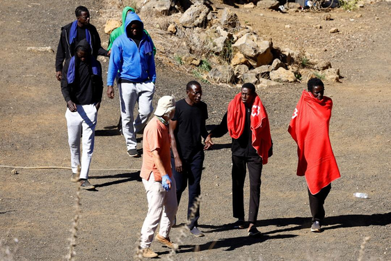 Un grupo de migrantes en el centro de acogida de El Hierro