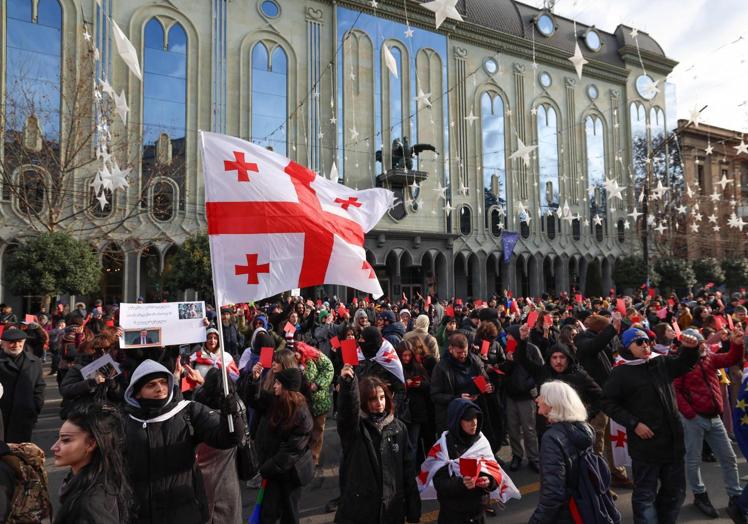 Multitudinaria protesta en Tbilisi contra el nuevo presidente.