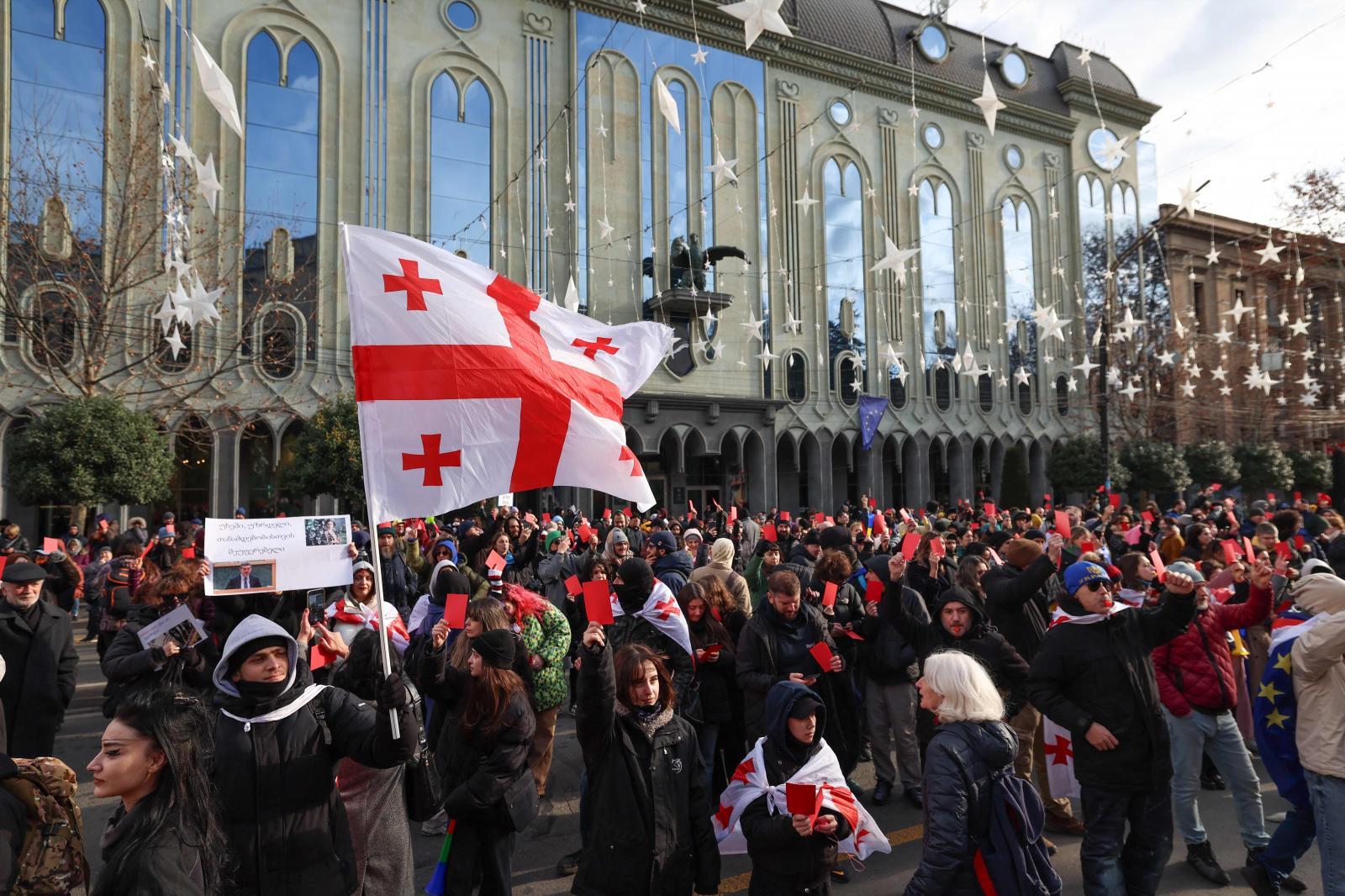 Multitudinaria protesta en Tbilisi contra el nuevo presidente.