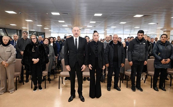 Aliyev y su esposa durante los funerales por las víctimas del accidente.