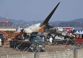 Los restos del avión tras ser extinguidas las llamas en el aeropuerto surcoreano de Muan.