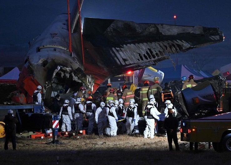 Los equipos de socorro recuperan los restos de los pasajeros entre el fuselaje, del que solo quedó reconociblela cola del avión.