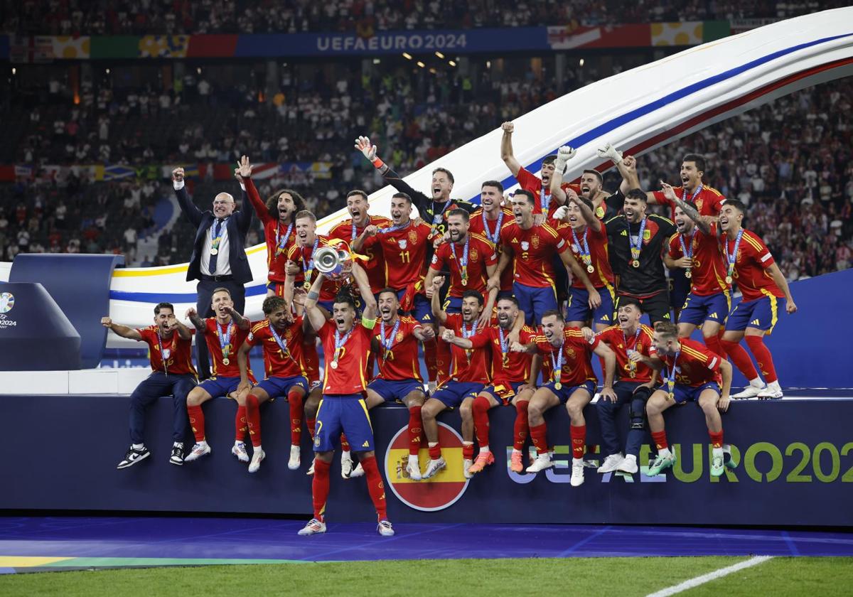 Álvaro Morata levanta como capitán el trofeo de campeones de Europa en Berlín.