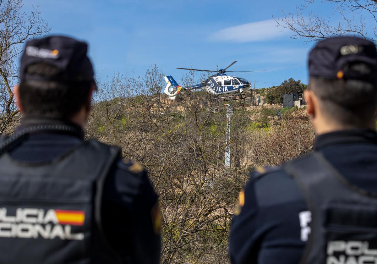 Hospitalizada una mujer tras lanzarla un hombre desde un cuarto piso en Marbella