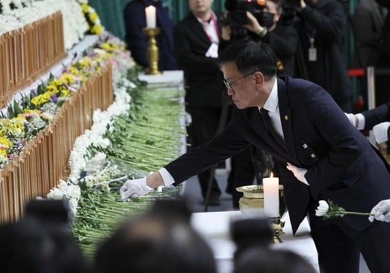 El presidente en funciones de Corea del Sur, Choi Sang-mok, visita un homenaje a las víctimas del accidente aéreo en el centro deportivo de Muan.