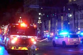 Bomberos y policías en la zona donde ha ocurrido el atropello.