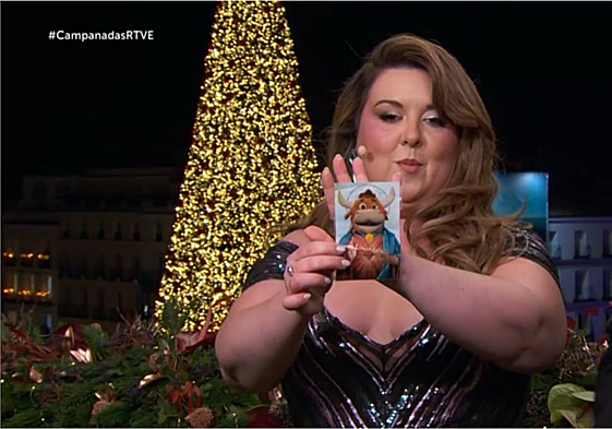 Lalachus, mostrando la estampita de la discordia.