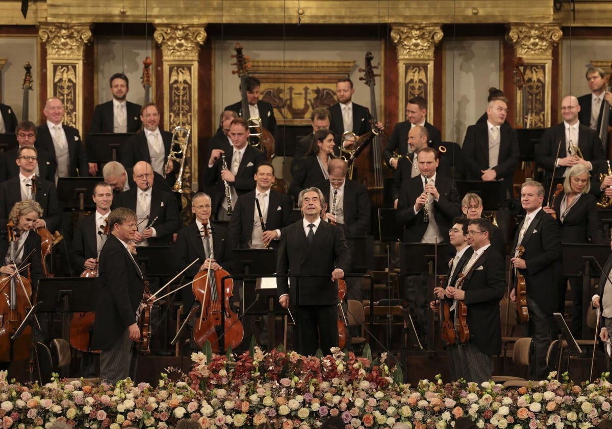 Riccardo Muti saluda al público en el Concierto de Año Nuevo de Viena.