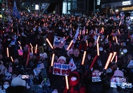 Partidarios de Yoon Suk-yeel se manifiestan en Seúl.