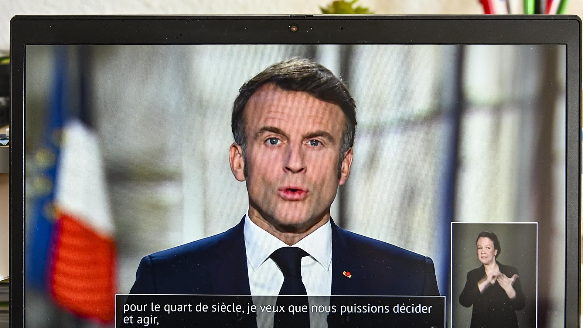 マクロン大統領、選挙を前倒ししたのは間違いだったと初めて認める