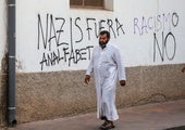 Un vecino con vestimenta árabe pasea por Torre Pacheco entre pintadas de rechazo hacia el racismo.