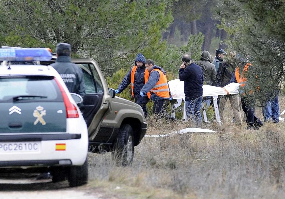 Traslado del cadáver de la víctima en un camino de un pinar de Aldeamayor de San Martín el 16 de enero de 2013.