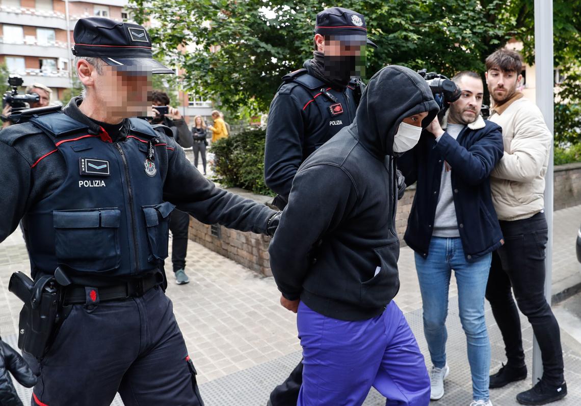 La Ertzaintza lleva al acusado tras el registro de un piso en Irun relacionado con los crímenes de Bilbao.