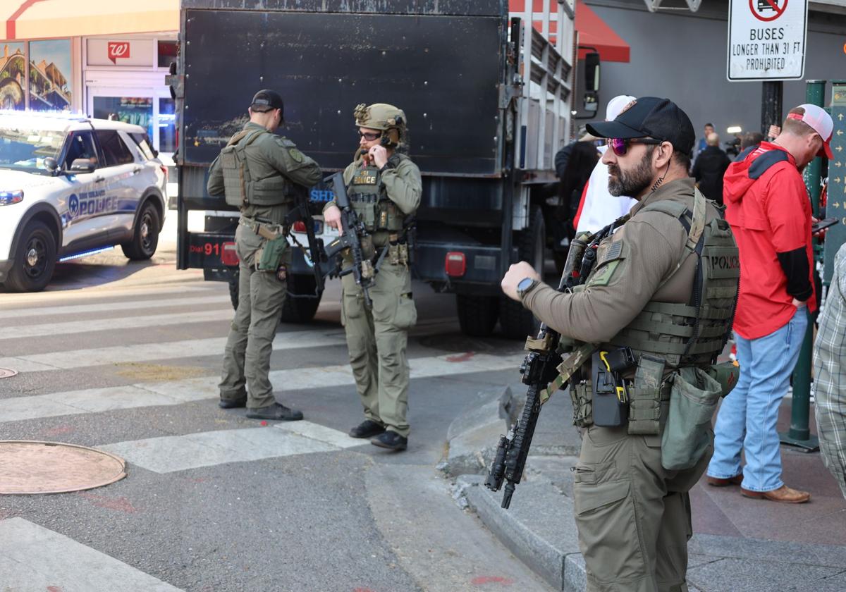 Militares estadounidenses custodian la zona donde se llevó a cabo un atentado este jueves, en Nueva Orleans