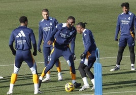 Los jugadores del Real Madrid preparan el duelo del viernes ante el Valencia.