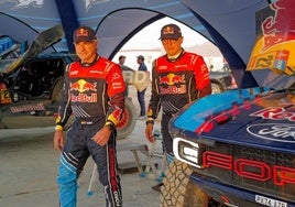 Carlos Sainz y su copiloto, Lucas Cruz, tras una sesión de prácticas para el Dakar 2025.