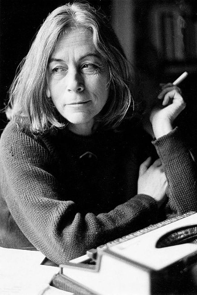 Martin Gaite en su escritorio.