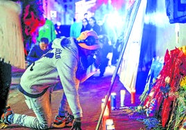 Un ciudadano de Nueva Orleans se emociona ante las velas en recuerdo de las víctimas.