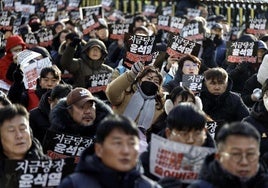 Partidarios de Yoon Suk-yeol se han concentrado a las afueras de la residencia presidencial para apoyarle.