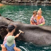 El baño con elefantes, una actividad que triunfa entre los viajeros a Tailandia