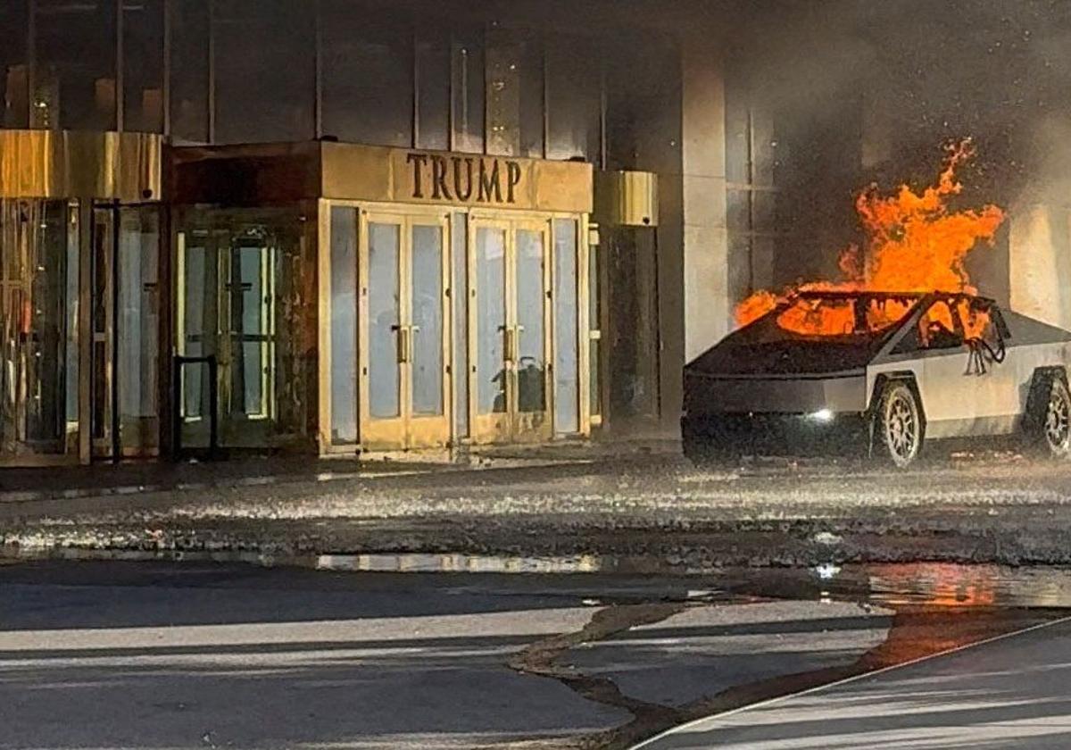 El vehículo utilizado por Livelsberger arde a las puertas de un hotel de la cadena Trump en Las Vegas.