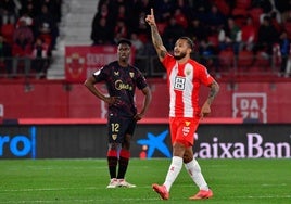 Luis Suárez celebra uno de sus tres goles al Sevilla en la Copa.