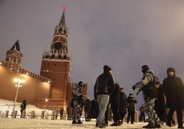 Agentes rusos patrullan el exterior del Kremlin en Moscú.