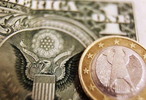 La debilidad económica reactiva el riesgo de la paridad entre euro y dólar