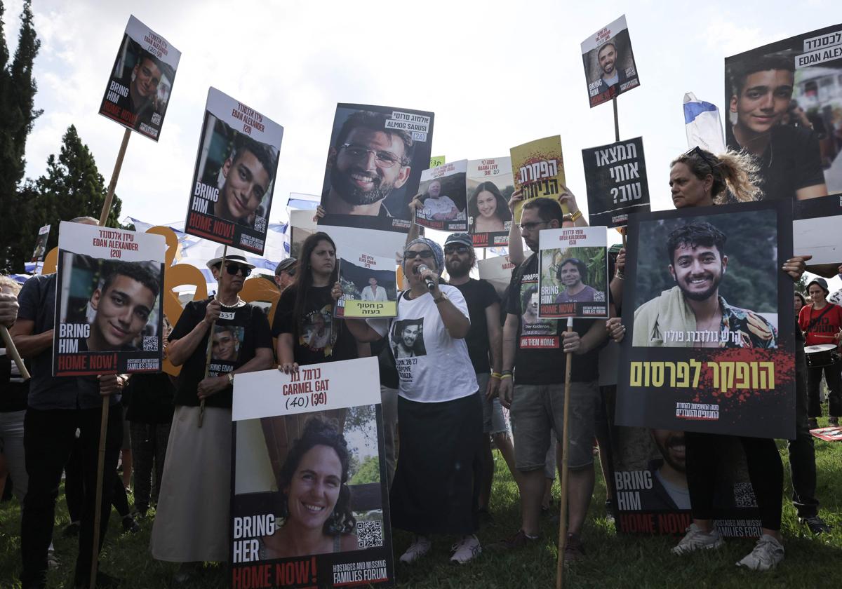 Familiares de rehenes se manifiestan frente a la residencia de Netanyahu.