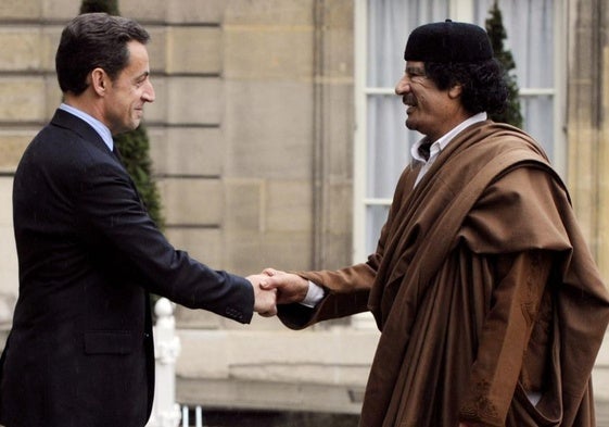 Nicolas Sarkozy recibe al dictador libio Muamar el-Gadafi en el Elíseo en 2007.